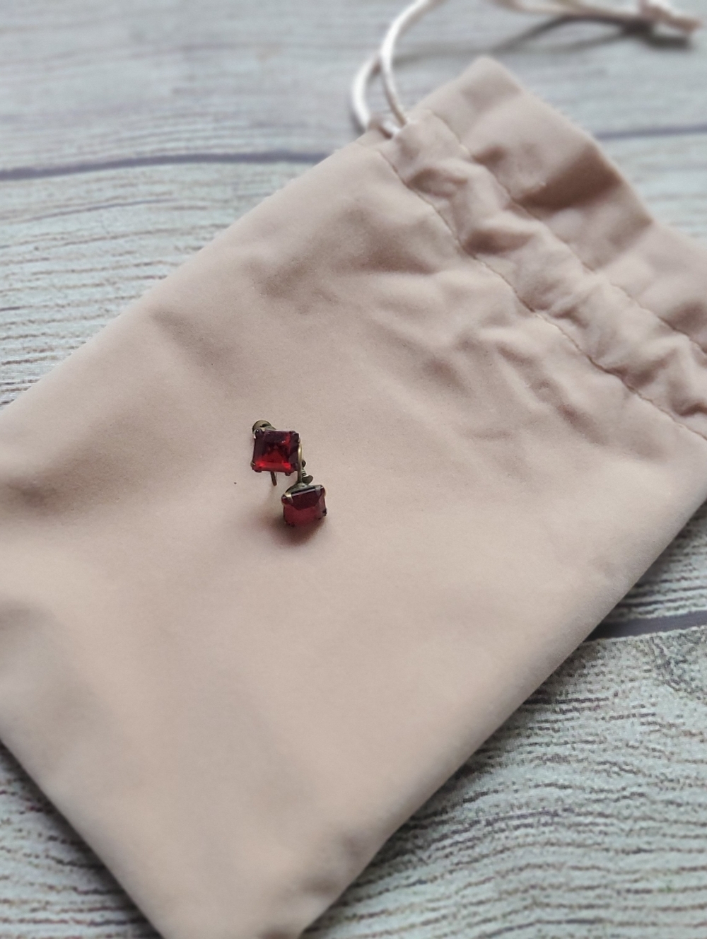 5/$20🌟Vintage Red Square Crystal Twist-back Earrings
